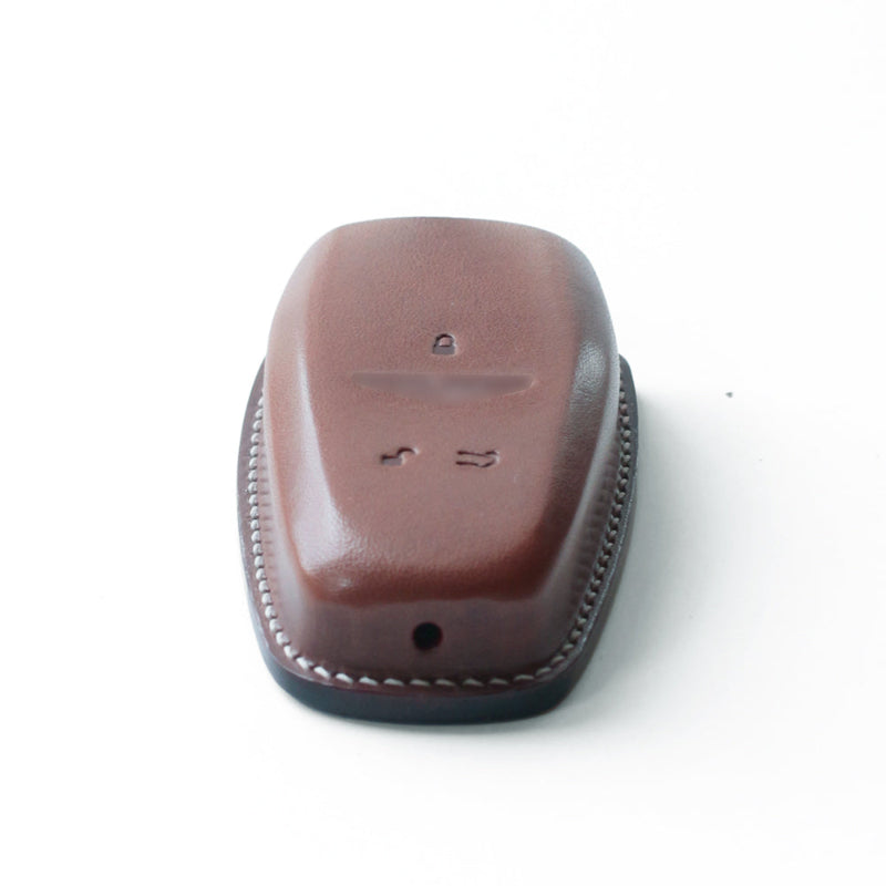 Minimalist key sheath for Aston Martin DBS – crafted from high-quality veg tan leather
